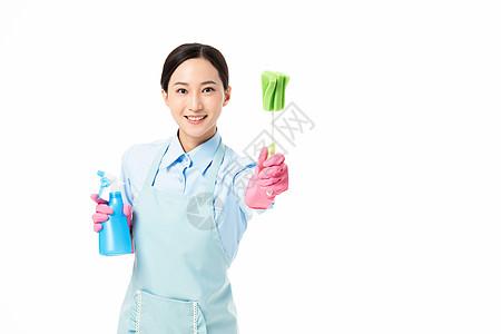 家政服务女性手拿喷壶和长柄清洁刷图片素材